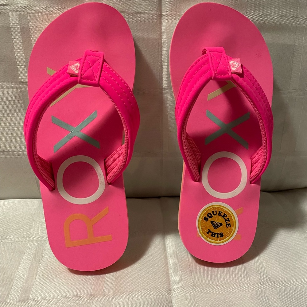 Girls Roxy flip flops. Bright pink